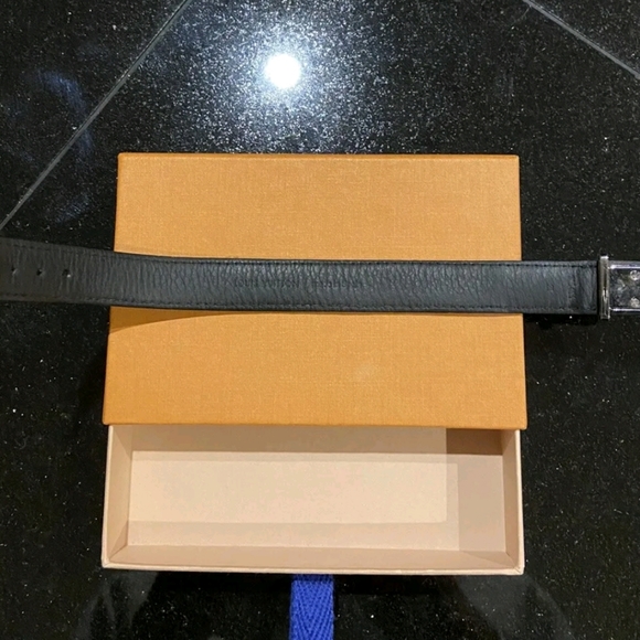 LOUIS VUITTON SIGNATURE LV STATEMENT PIECE PRISTINE CONDITION - Picture 4 of 4